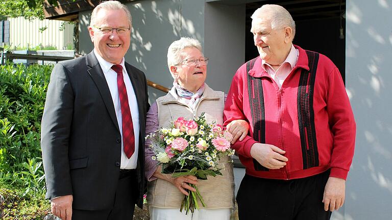 Paula und Rudi Dietz feiern an Christi Himmelfahrt in Nordheim ihre Eiserne Hochzeit. Im Rahmen einer kleinen Vorfeier gratulierte dem Jubelpaar Bürgermeister Thomas Fischer (links) im Namen der Gemeinde bereits am Mittwoch.