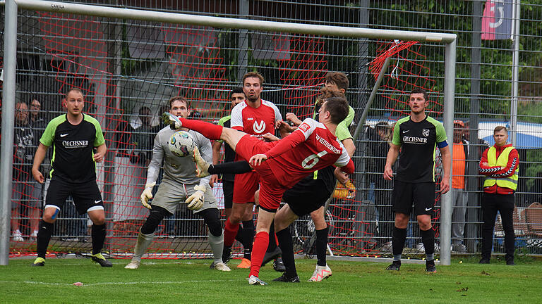 Fußball-Relegation: SG Reiterswiesen gewinnt gegen den TV Jahn Winkels - Stand vor allem in der zweiten Halbzeit im Mittelpunkt des Geschehens: der Winkelser KeeperYannick Riedel, der hier den Schuss vom Reiterswiesener Tizian Fella (vorne) erwartet. Fußball-Relegation: SG Reiterswiesen gewinnt gegen den TV Jahn Winkels - Stand vor allem in der zweiten Halbzeit im Mittelpunkt des Geschehens: der Winkelser KeeperYannick Riedel, der hier den Schuss vom Reiterswiesener Tizian Fella (vorne) erwartet.