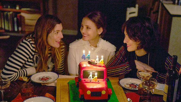 Nona und ihre Töchter       -  Die Drillinge George (Valérie Donzelli, l-r) Manu (Virginie Ledoyen) und Gaby (Clotilde Hesme) feiern ihren 44. Geburtstag.