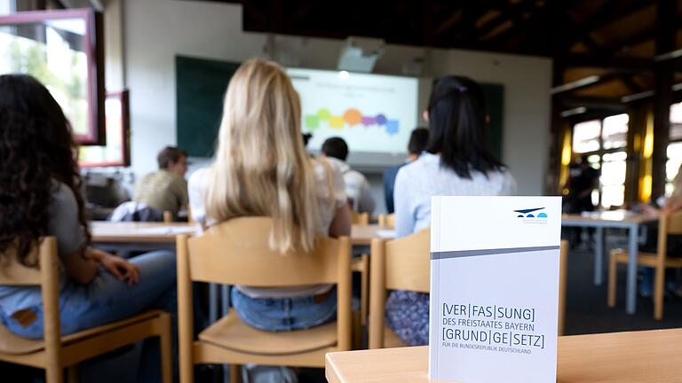 &bdquo;Verfassungsviertelstunde&rdquo; an einem Gymnasium       -  Schülerinnen und Schüler einer elften Klasse nehmen am Wittelsbacher Gymnasium in München an einer &bdquo;Verfassungsviertelstunde&rdquo; teil. Sie soll ab dem kommenden Schuljahr landesweit im Freistaat den Schülern die Werte der Demokratie näherbringen. (Archivbild)