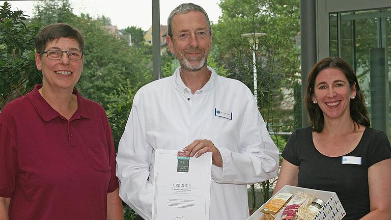 Sandra Hornung (links), Leitende MTA der Laborgemeinschaft Bad Brückenau   und die Verwaltungsdirektorin der  Capio Franz-von-Prümmer-Klinik , Sabine Hein (rechts), überreichten Dr. med. Bernhard Steinbrückner die Auszeichnung.Beate Wöhrle       -  Sandra Hornung (links), Leitende MTA der Laborgemeinschaft Bad Brückenau   und die Verwaltungsdirektorin der  Capio Franz-von-Prümmer-Klinik , Sabine Hein (rechts), überreichten Dr. med. Bernhard Steinbrückner die Auszeichnung.Beate Wöhrle