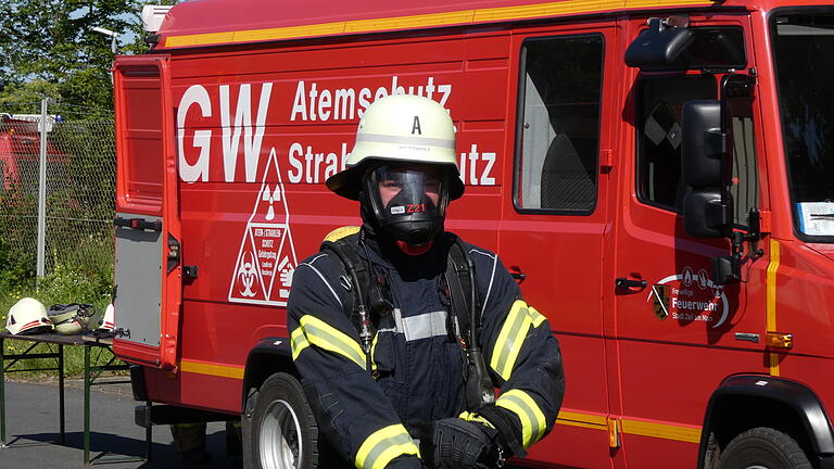 Mehrere Trupps Atemschutzgeräteträger bekämpften das Feuer.