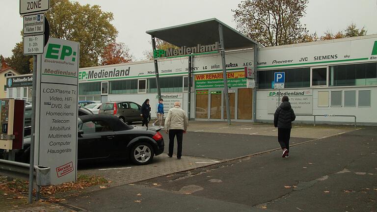 Im vorigen Jahr hat der Elektromarkt EP-Medienland in der Karlstadter Ringstraße geschlossen. Im April soll in dem Gebäude das Impfzentrum Main-Spessart öffnen. Im vorigen Jahr hat der Elektromarkt EP-Medienland in der Karlstadter Ringstraße geschlossen. Im April soll in dem Gebäude das Impfzentrum Main-Spessart öffnen.