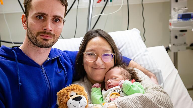 Um 4.31 Uhr des Neujahrsmorgen erblickte im Schweinfurter Leopoldina Krankenhaus Luka Stapf das Licht der Welt. Er ist das zweite Kind von Christian und Sibylle Stapf aus Schonungen.