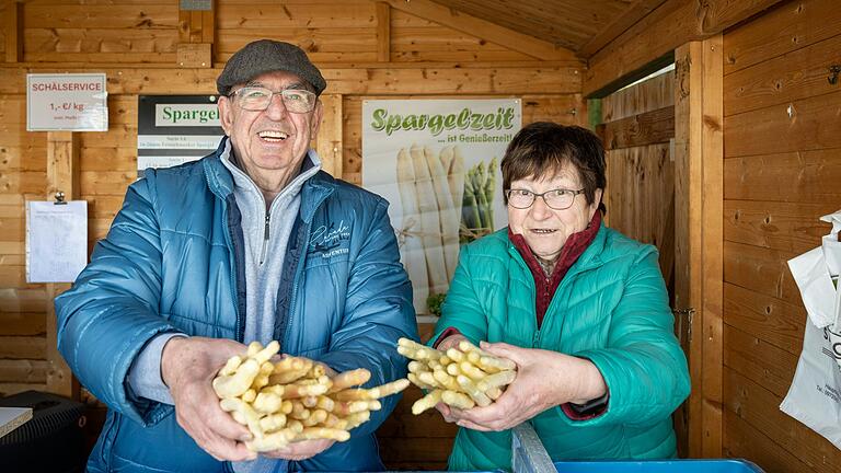 Peter Luff und Annemarie Schreiber zeigen stolz ihren Spargel vom Spargelhof Pretscher aus Unterspießheim.