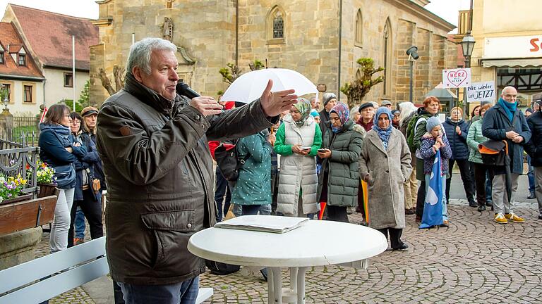 Bürgermeister Jürgen Hennemann - hier bei einer Veranstaltung zur Demokratie Mitte April - hat nun in einem offiziellen Presseschreiben erklärt, dass es sich bei dem Facebook-Beitrag um 'Quatsch' handelt. Bürgermeister Jürgen Hennemann - hier bei einer Veranstaltung zur Demokratie Mitte April - hat nun in einem offiziellen Presseschreiben erklärt, dass es sich bei dem Facebook-Beitrag um 'Quatsch' handelt. 