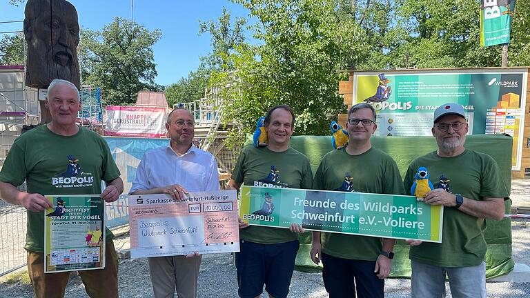 Im Wildpark Schweinfurt entsteht Beopolis, die Stadt der Vögel. Insgesamt 43. 000 Euro hat der Förderverein beigetragen. Die letzte Tranche in Höhe von 10.000 Euro wurde jetzt überreicht. Im Bild (von links) Wldparkleiter Thomas Leier, Baureferent Ralf Brettin, vom Förderverein Florian Dittert, Torsten Ott und Peter Stößel. Im Wildpark Schweinfurt entsteht Beopolis, die Stadt der Vögel. Insgesamt 43. 000 Euro hat der Förderverein beigetragen. Die letzte Tranche in Höhe von 10.000 Euro wurde jetzt überreicht. Im Bild (von links) Wldparkleiter Thomas Leier, Baureferent Ralf Brettin, vom Förderverein Florian Dittert, Torsten Ott und Peter Stößel.