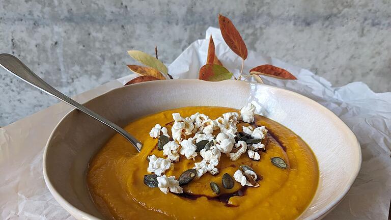 Kürbissuppe mit Popcorn - Kreative Geschmackskombination: Popcorn verleiht der Kürbissuppe einen unerwarteten, salzigen Twist. Kürbissuppe mit Popcorn - Kreative Geschmackskombination: Popcorn verleiht der Kürbissuppe einen unerwarteten, salzigen Twist.