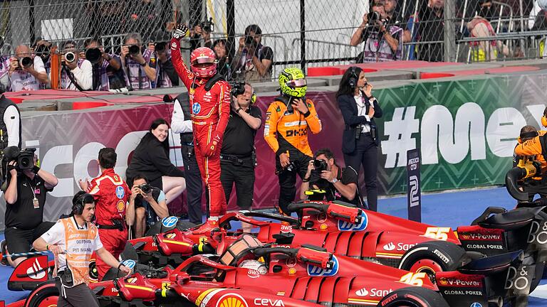 Großer Preis von Mexiko       -  Neben dem siegereichen Ferrari-Fahrer Carlos Sainz war kein Platz für Max Verstappen.