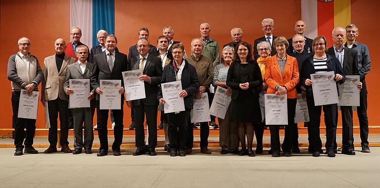 Der Landkreis Main-Spessart ehrte verdiente Personen mit der Verdienstnadel in Gold.