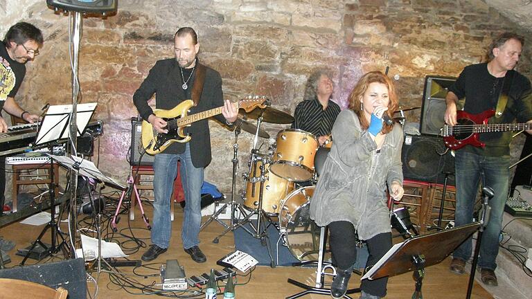 Die Omni-Blues-Band mit (von links) Michael Hauck, Mike Viertel, Gunnar Olsen, Linda Schmelzer und 'Chui' Lang beim Auftritt im Jahr 2012 in der Kellerbühne Lengfurt.