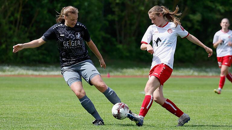 Laura Gerst (rechts), erfolgreichste Torschützin der Würzburger Kickers, bei ihrem Versuch, die Augsburgerin Katrin Maier zu überspielen.