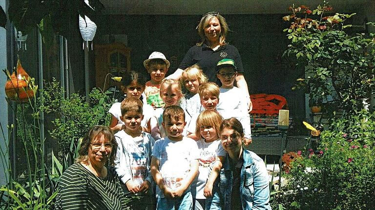 Im Bild: die Vorschulkinder bei der Imkerin.