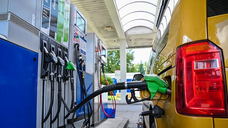 Tankstelle       -  Benzin war zuletzt Ende 2021 billiger als aktuell. (Archivbild)