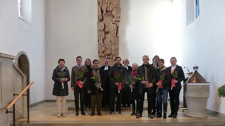 Der neue Kirchenvorstand der Ev.-Luth. Kirchengemeinde (von links): Karin Willnat, Johannes v. Wilucki, Religionspädagogin Carina Sehmisch, Alexander Neugebauer, Dekan Uwe Rasp, Christian Hüther, Pfarrerin Gerhild Ehrmann, Angelika Keil-Fuchs, Gernot Merklein, Annegret Möller, Ariane Hoch und Irma Hesselbach. Auf dem Bild fehlen Hannelore Steigerwald und KMD Thomas Riegler.
