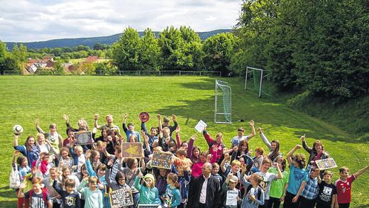 Ministranten erleben Gemeinschaft       -  (me)   Bereits zum sechsten Mal fand in der Pfarreiengemeinschaft &bdquo;Am Kreuzberg, Bischofsheim&ldquo; das Treffen der Ministranten aus allen sieben Ortsteilen statt. 56 junge Leute waren auf das Sportgelände nach Frankenheim gekommen, wo sie Spiel und Spaß und viel Gemeinschaft erlebten. Die Aktion &bdquo;Mini-meet&ldquo; ist ein Baustein zum Zusammenwachsen der Pfarreiengemeinschaft, betonte Kaplan Gabriel Gnanathiraviam zu Beginn des Tages, der mit einer kleinen Andacht und einem gemeinsamen Spiel begann. Eine Vielzahl an Workshops stand den Kindern am zu Verfügung. Vom Geocaching über gemeinsames Kochen, basteln bis zur Wellnessmassage war alles dabei. Am Ende des tollen Tages waren sich alle einig, dass sie gerne im nächsten Jahr wieder zum Mini-Meet kommen werden.