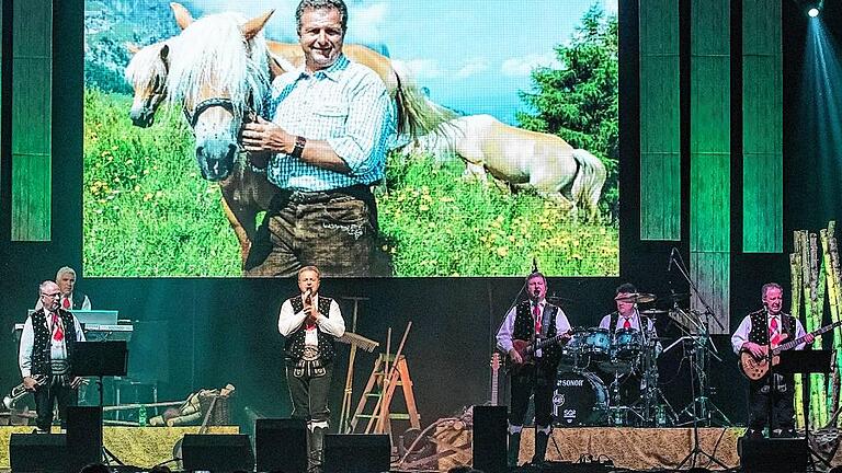 Videogruß aus der teuren Heimat: Die Kastelruther Spatzen im ausverkafuten Congress Centrum.