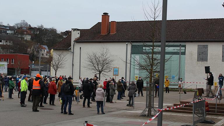 Rund 90 Frammersbacher sind am Montagnachmittag dem Aufruf des Aktionsbündnisses der im Gemeinderat vertretenen Parteien gefolgt. Rund 90 Frammersbacher sind am Montagnachmittag dem Aufruf des Aktionsbündnisses der im Gemeinderat vertretenen Parteien gefolgt.