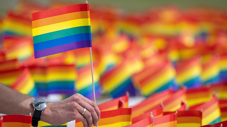 Die Regenbogenflagge: Über Toleranz für queere Menschen wird viel gesprochen, in der Realität fehlt es mitunter an nachvollziehbarer Umsetzung.