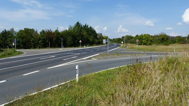 In wenigen Monaten gab es sechs Unfälle an der Kreuzung der Volkacher Umgehung mit der Eichfelder Straße, obwohl sie übersichtlich und die Geschwindigkeit begrenzt ist. In wenigen Monaten gab es sechs Unfälle an der Kreuzung der Volkacher Umgehung mit der Eichfelder Straße, obwohl sie übersichtlich und die Geschwindigkeit begrenzt ist.