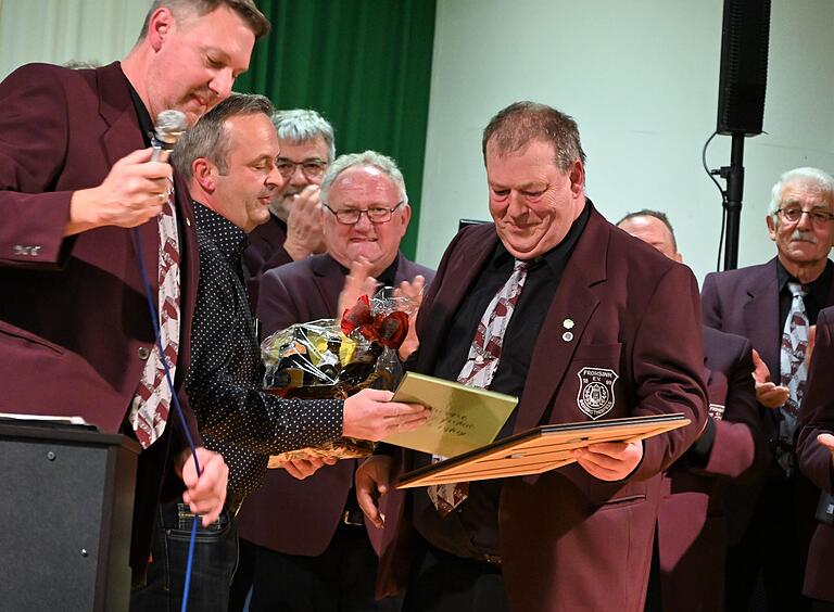 Zum Ehrenvorsitzenden des Gesangvereins 'Frohsinn' Bergrothenfels wurde Stefan Back (2.v.r.) beim Liederabend am Samstag ernannt. Zum Ehrenvorsitzenden des Gesangvereins 'Frohsinn' Bergrothenfels wurde Stefan Back (2.v.r.) beim Liederabend am Samstag ernannt.