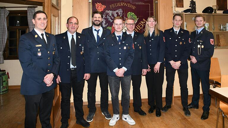 Für ihren Einsatz beim Starkregenereignis durfte Kreisbrandinspektor Sebastian Muth (links) das Fluthelferabzeichen verleihen: (von links) Christian Zimmermann, Friedolin Michel, Frederik Müller, Matthias Gut, Viola Sattler, Holger Düll und Frank Mühlpfort. Für ihren Einsatz beim Starkregenereignis durfte Kreisbrandinspektor Sebastian Muth (links) das Fluthelferabzeichen verleihen: (von links) Christian Zimmermann, Friedolin Michel, Frederik Müller, Matthias Gut, Viola Sattler, Holger Düll und Frank Mühlpfort.
