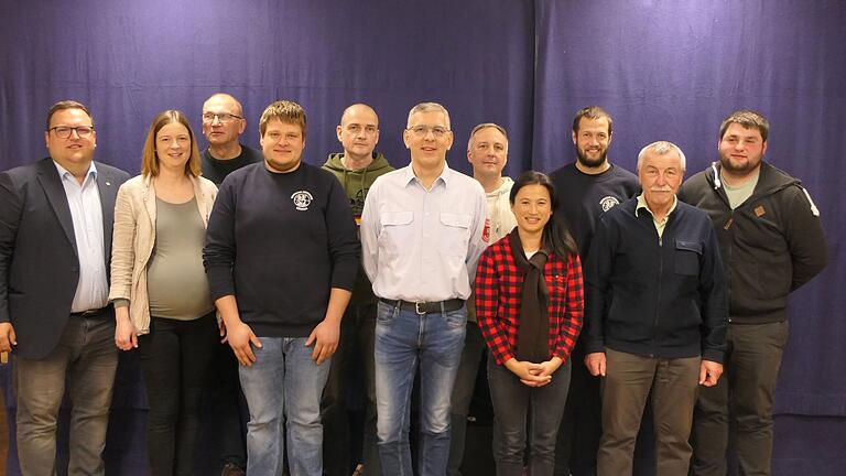Die neue Vorstandschaft des Feuerwehrvereins Rügheim. Im Bild von links: Bürgermeister Alexander Bergmann, Franziska Reiß (Schriftführerin), Horst Brochloß-Gerner (Kassenprüfer), Jan Schwappach (1. Kommandant), Stefan Gerner (Beisitzer), Rainer Huth (langjähriger Kassier), Stefan Kaden (2. Vorsitzender), Zarah Falk (Kassier), Philipp Brochloß-Gerner (1. Vorsitzender), Rainer Reinhardt (Kassenprüfer) und Kai Hirschlein (2. Kommandant und Beisitzer). Die neue Vorstandschaft des Feuerwehrvereins Rügheim. Im Bild von links: Bürgermeister Alexander Bergmann, Franziska Reiß (Schriftführerin), Horst Brochloß-Gerner (Kassenprüfer), Jan Schwappach (1. Kommandant), Stefan Gerner (Beisitzer), Rainer Huth (langjähriger Kassier), Stefan Kaden (2. Vorsitzender), Zarah Falk (Kassier), Philipp Brochloß-Gerner (1. Vorsitzender), Rainer Reinhardt (Kassenprüfer) und Kai Hirschlein (2. Kommandant und Beisitzer).