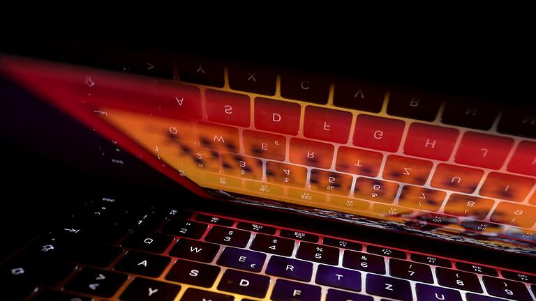 Laptop       -  Auf den Datenträgern fanden die Ermittler eigenen Angaben nach Darstellungen sexueller Gewalt gegen Kinder in bisher sechsstelliger Höhe.