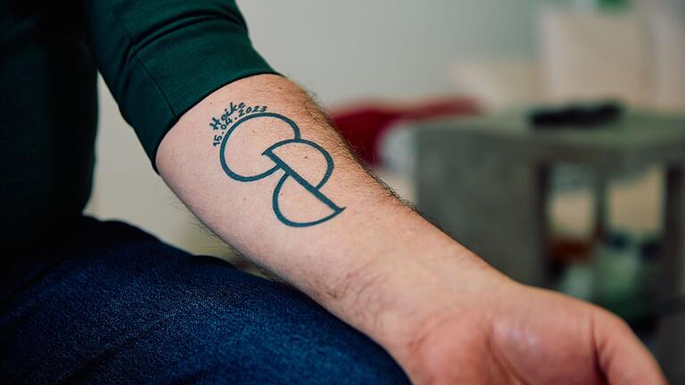 Ein Tattoo quasi als Organspende-Ausweis: Uwe K. hat sich das Symbol auf den Unterarm stechen lassen, um seinen Willen zur Organspende zu belegen - und Aufmerksamkeit für das Thema zu schaffen.