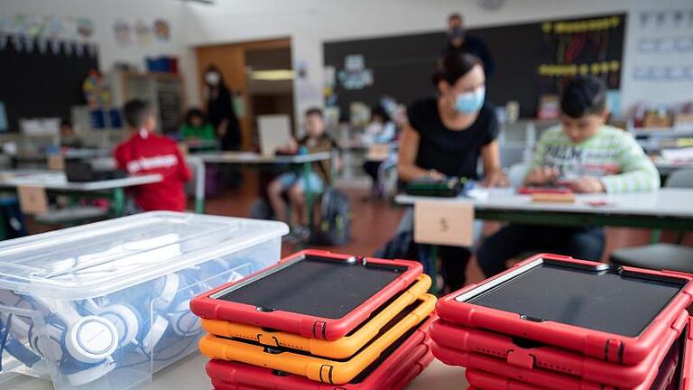 Tablets in einer Grundschule. Foto: Sebastian Gollnow/dpa       -  Tablets für alle in der Grundschule? Das Thema ist nach wie vor sehr umstritten.