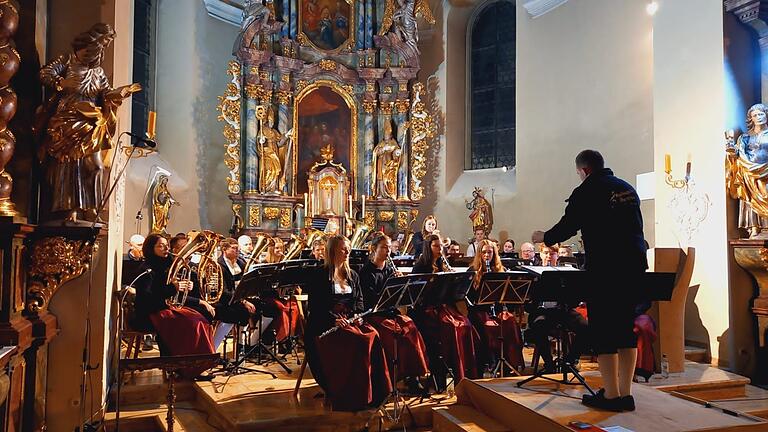 Die Musikkapelle Oberstreu begeisterte beim jährlichen Weihnachtskonzert. Dirigiert wurde die Kapelle von Andreas Türk. Dieser hat das Amt vom langjährigen Dirigenten Armin Enders übernommen, der im Frühjahr überraschend verstorben war.