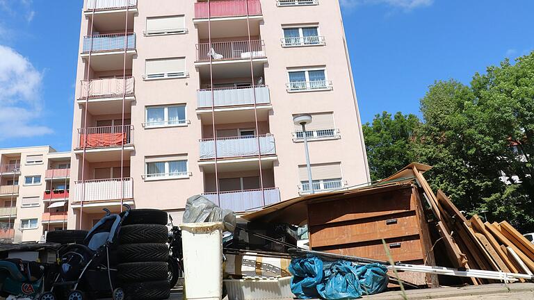 So sah es fünf Tage nach dem Hochwasser am Kitzinger Essbach aus: Im und vor dem Hochhaus in der Schützenstraße türmt sich der Müll.