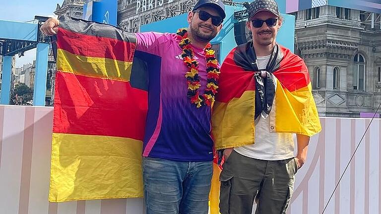 Gemeinsam mit seinem Bruder Marius und vier weiteren Kumpels befindet sich Christopher Meindl (links) aus Thulba aktuell in Paris bei den Olympischen Spielen.       -  Gemeinsam mit seinem Bruder Marius und vier weiteren Kumpels befindet sich Christopher Meindl (links) aus Thulba aktuell in Paris bei den Olympischen Spielen.