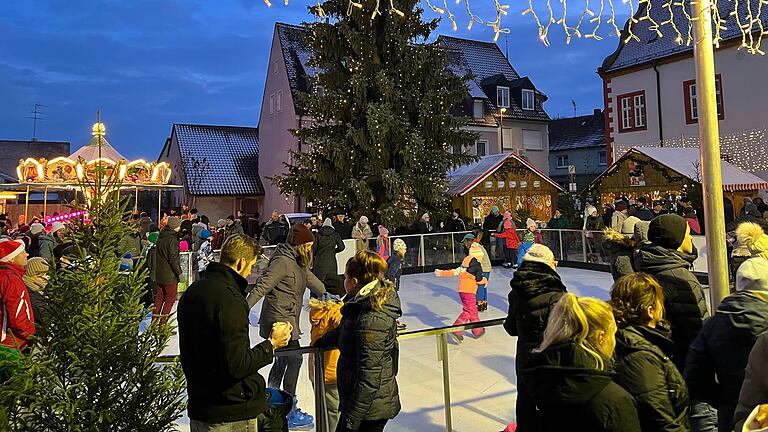 Besonders bei den kleinen Besuchern beliebt: die Eisbahn auf der Rimparer Dorfweihnacht.&nbsp;