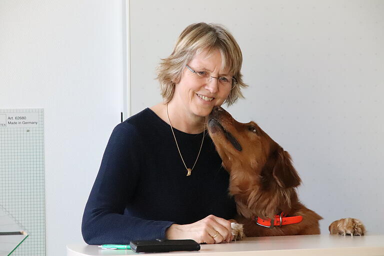 Eine Ausnahme, nur für den Fotografen: Bea freut sich, dass sie auch mal ans Lehrerpult darf neben Frauchen Richarda Köckemann.&nbsp;