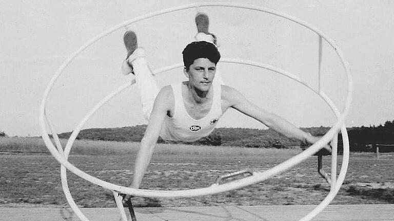 Rhönrad-Historie aus der Rhön: Reinhold Fuß, einer der Ersten in der Riege der DJK Schönau, beim Spiraleturnen auf dem Schönauer Sportplatz. Rhönrad-Historie aus der Rhön: Reinhold Fuß, einer der Ersten in der Riege der DJK Schönau, beim Spiraleturnen auf dem Schönauer Sportplatz.