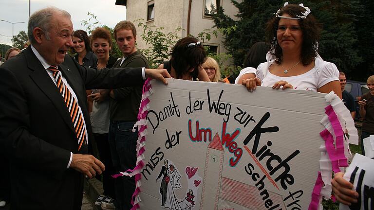 Im Landtagswahlkampf 2008 machte auch Ministerpräsident Günter Beckstein mit seinem Wahlkampfbus kurz Station in Wegfurt. Die Begegnung mit einem Brautpaar, welches auf das Anliegen der Wegfurter aufmerksam machte, gefiel dem Ministerpräsidenten wohl bestens.