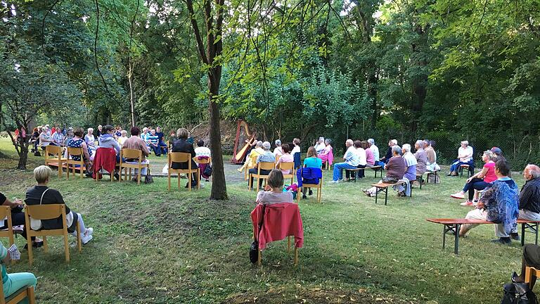 Ein Harfenkonzert fand im Zellinger Pfarrgarten statt.