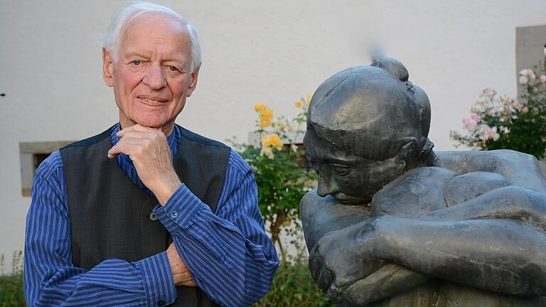 Der Bildhauer Wilhelm Uhlig bei einer Ausstellung seiner Werke in Kloster Wechterswinkel im Jahre 2016.