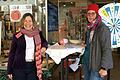 Kirstin Hertel-Dietrich und Dagmar Dauerer mit dem Glücksrad.