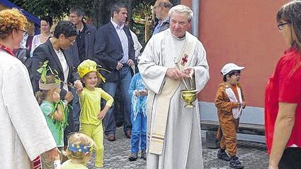 Kirchlicher Segen: Diakon Konrad Hutzler segnete die neue Einrichtung in der Gemeinde Sulzdorf im Beisein zahlreicher Eltern und Kindergartenkinder.