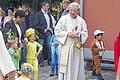Kirchlicher Segen: Diakon Konrad Hutzler segnete die neue Einrichtung in der Gemeinde Sulzdorf im Beisein zahlreicher Eltern und Kindergartenkinder.