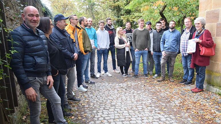 Die Schallfelder Feuerwehrgruppe beim Stadtrundgang in Gerolzhofen mit der Führerin Evamaria Bräuer (rechts).