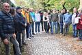 Die Schallfelder Feuerwehrgruppe beim Stadtrundgang in Gerolzhofen mit der Führerin Evamaria Bräuer (rechts).