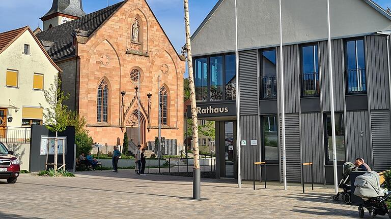 Heute spielt sich das Dorfleben oft auf dem neugestalteten Dorfplatz zwischen Rathaus/ Dorfgemeinschaftshaus und Kirche in Wollbach ab.