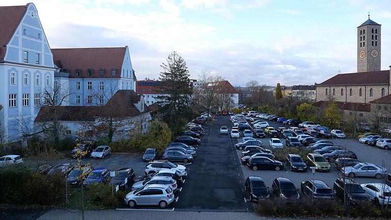 Auf dem Parkplatz für die Mitarbeiter könnte eine Tiefgarage und ein Erweiterungsbau fürs Landratsamt entstehen.