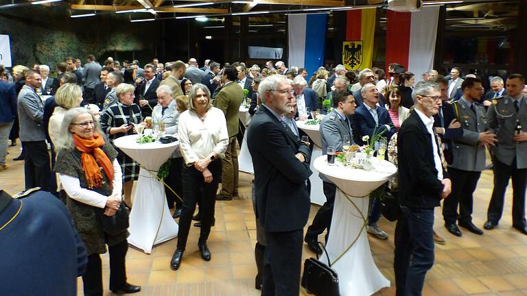 Bundeswehr und  Stadt Volkach hatten zu einem gemeinsamen Neujahrsempfang in die Kaserne geladen. Vertreter des Regimentes, des Bataillon und der Stadtverwaltung trafen sich mit zivilen und militärischen Ehrengästen.