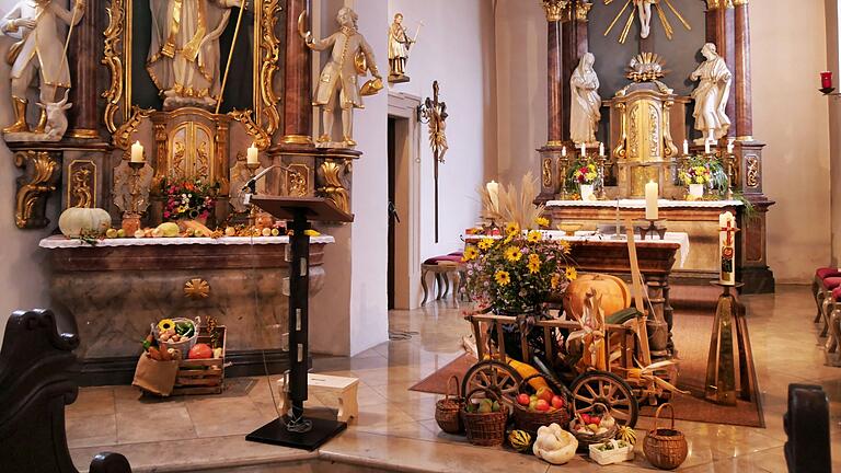 Frauen des Obst- und Gartenbauvereins Hausen und Ortsteile haben die Pfarrkirche St. Wolfgang in Hausen mit Erntegaben wunderbar dekoriert. Frauen des Obst- und Gartenbauvereins Hausen und Ortsteile haben die Pfarrkirche St. Wolfgang in Hausen mit Erntegaben wunderbar dekoriert.