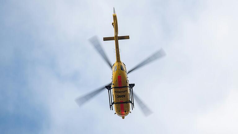 Am Dienstagnachmittag wurde in einem Sägewerk in Gössenheim ein Arbeiter schwer verletzt. Ein Hubschrauber flog den Mann in eine Klinik.