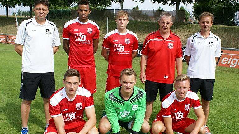 Drei sind ganz neu und zwei halb: Die Abgänge von Daniel Werner, Christian Wachmer, Valentin Roth und Jonas Krug ersetzte der Bayernligist TSV Aubstadt mit fünf Neuzugängen, von denen zwei bereits in der Winterpause kamen (hinten von links): Trainer Josef Francic, Michael Dellinger (22, Mittelfeld, Würzburger FV), Thilo Wilke (24, Mittelfeld, TSV Karlburg), Torwarttrainer Holger Pecat, Co-Trainer Oliver Merkl sowie (vorne von links) Martin Thomann (21, Offensive, FC Schweinfurt 05, Winterpause), Felix Reusch (20, Torwart, FC Schweinfurt 05), Max Schebak (20, Offensive, FC Schweinfurt 05, Winterpause).